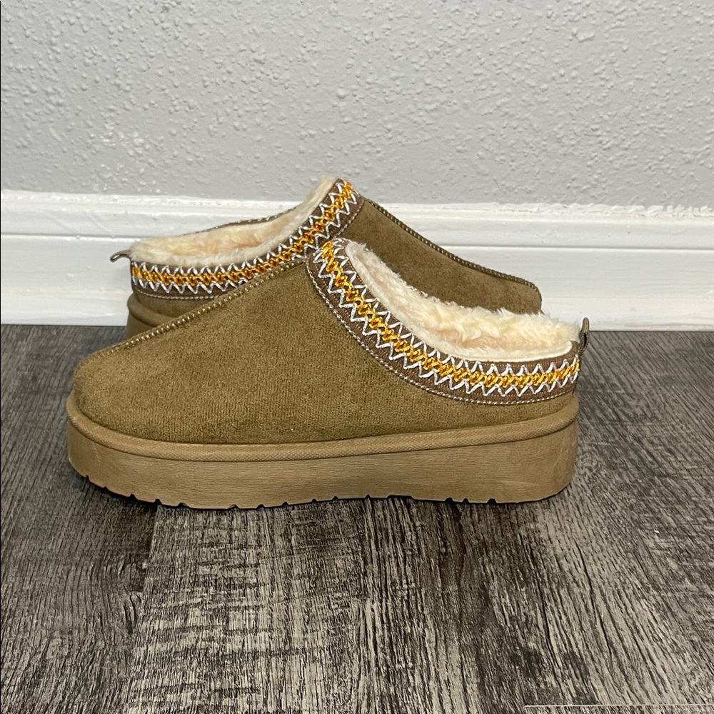 Cozy Tan Slip-On Women's Shoes-NWOT - Picture 9 of 12